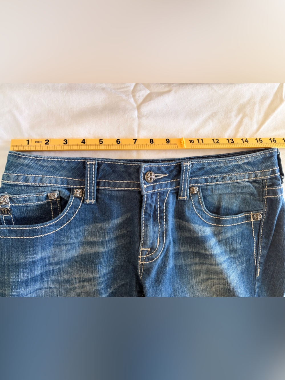 Women’s Miss Me Size 30 Embellished Fleur-De-lis Cuffed Capri Denim Jeans Y2K - Picture 7 of 8